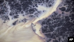 图为尼日利亚三角洲一处水面今年3月24日被一处非法炼油厂污染的情形