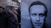Orang-orang berkumpul di luar Kedutaan Rusia, menyusul kematian pemimpin oposisi Rusia Alexey Navalny, di Warsawa, Polandia, 16 Februari 2024. (Foto: Dawid Zuchowicz /Agencja Wyborcza.pl melalui REUTERS)