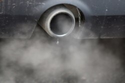 16일 영국 런던의 자동차 배기구에서 가스가 나오고 있다.