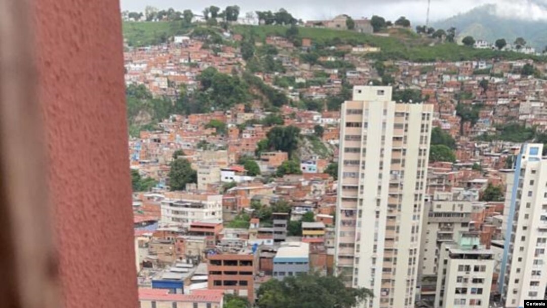 Vista desde El Paraíso, hacia el oeste de Caracas, el 8 de julio de 2021. [Foto: Cortesía]
