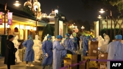 31일 중국 상하이 디즈니랜드에서 방문객들을 대상으로 긴급 신종 코로나바이러스 감염 검사를 진행하고 있다.
