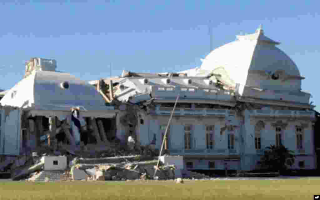 Qasriga madaxtooyada ee magaalada Port-au-prince oo ay ka muuqato burburkii dhulgariirka.