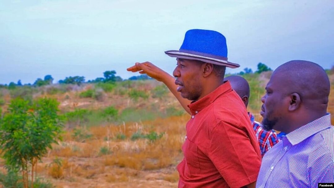 Gwamna Zulum (da jar riga) yayin da yake rangadin hanyar Mulai-Dalwa (Facebook/Borno state government)