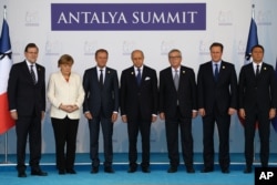 ບັນດາຜູ້ນຳ ສະຫະພາບຢູໂຣບ ຢືນໄວ້ອາໄລແກ່ຜູ້ເຄາະຮ້າຍຈາກການໂຈມຕີ ທີ່ນະຄອນຫລວງປາຣີ ຢູ່ທີ່ກອງປະຊຸມສຸດຍອດ G-20 ທີເມືອງ Antalya, ປະເທດ Turkey, Nov. 16, 2015.