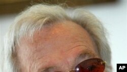 2004년 제 17회 엘라상 시상식에 참석한 앤디 윌리엄스(Andy Williams)