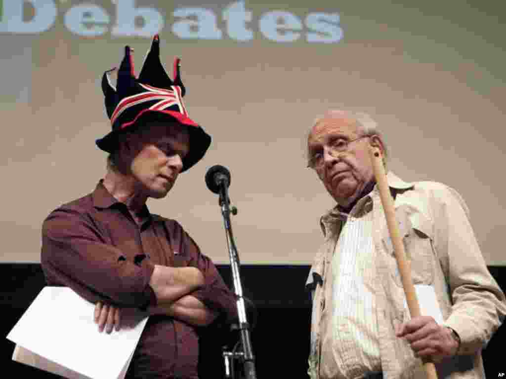 Rich Roberts (L), winner of the 1993 Nobel Prize in Medicine, and Roy Glauber, winner of the 2005 Nobel Prize in Physics, participate in the 2006 Ig Nobel Awards ceremony at Harvard University in Cambridge, Massachusetts, October 5, 2006. The Ig Nobel Pri
