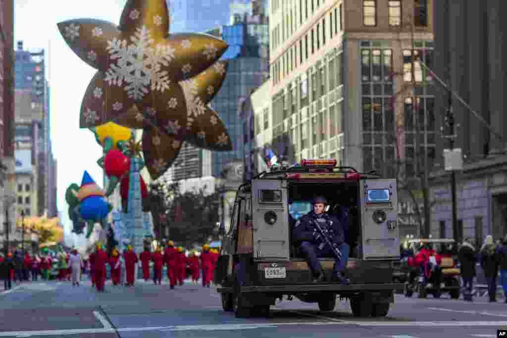 23 ноября 2017 - нью-йоркская полиция усилила меры безопасности во время традиционного парада в честь Дня благодарения. За несколько недель до того на Хэллоуин (в канун Дня всех святых) в Нью-Йорке был совершен теракт, в результате которого погибли 8 человек