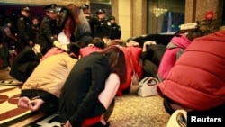 在广东省东莞一家酒店“扫黄”行动中，警察清点被他们抓住的疑似性工作者的人数。（资料照片，2012年2月9日）