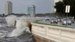 在美國佛羅里達州坦帕市，海浪在漲潮時撞擊著海灣大道的欄杆。熱帶風暴“艾爾莎”正經過墨西哥灣沿岸地區。 （2021年7月7日）