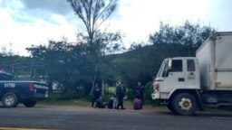La Policía de México descubrió a 124 migrantes centroamericanos que viajaban en 3 camiones, en Oaxaca. 17 de septiembre de 2018.