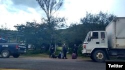 Policía de México descubrió a 124 migrantes centroamericanos que viajaban en 3 camiones, en Oaxaca. [Foto: Archivo]