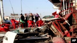 Warga berkumpul di lokasi pasca ledakan bom di wilayah Karrada, Baghdad (4/9). Kelompok bersenjata dilaporkan menyerang dua keluarga di kota Latifiyah, Selasa malam (3/9), menewaskan 11 orang dan melukai enam lainnya.