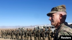 驻阿富汗美军和国际部队指挥官、美国陆军上将约翰·尼科尔森在阿富汗洛加尔省对阿富汗特种部队官兵讲话。(2017年11月30日)