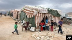 Trẻ em Syria đứng trước lều tại 1 trại tị nạn ở Arsal, 1 thị trấn phía đông Lebanon gần biên giới Syria, 2/10/2012