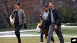 Barack Obama regresó a la capital del país en compañía de sus dos hijas, Sasha y Malia.