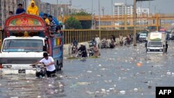 اربن فلڈنگ کے خدشے کے پیشِ نظر سندھ حکومت نے ورلڈ بینک کے تعاون سے برساتی نالوں کی صفائی کی مہم کا آغاز کیا تھا۔ (فائل فوٹو)