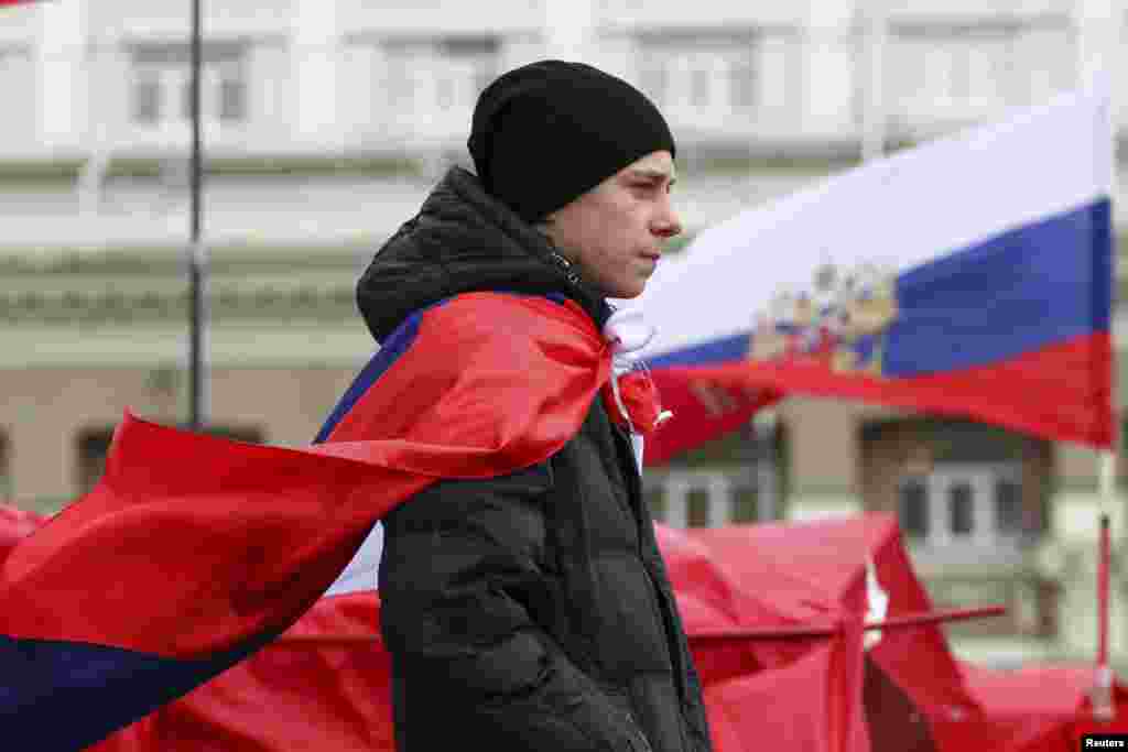 A participant wears a Russian flag during a pro-Russian rally outside the regional administration in Donetsk, Ukraine, March 17, 2014.