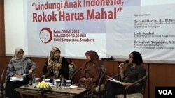 Diskusi mengenai "Lindungi Anak Indonesia, Rokok Harus Mahal" untuk mencari formula bagaimana melindungi anak dari bahaya rokok (foto: VOA/Petrus Riski).