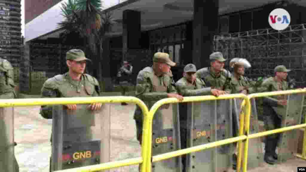Barricada de la GNB bloqueó inmediaciones de la Asamblea Nacional en Venezuela.