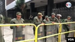 Barricada de la Guardia Nacional Bolivariana impidió el domingo 5 de enero de 2019 la entrada al Parlamento al presidente encargado, Juan Guaidó, y a varios legisladores.