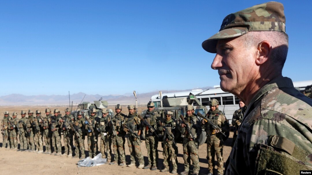 Jenderal John Nicholson, Komandan pasukan Resolute Support and pasukan AS di Afghanistan, berbicara di hadapan pasukan polisi khusus Afghanistan disela pelatihan militer di Provinsi Logar, Aghanistan, 30 November 2017.