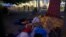 Un pequeño grupo de migrantes que esperan para solicitar asilo duermen en la entrada del puente internacional Puerta de México en Matamoros, en el estado mexicano de Tamaulipas, el viernes 28 de junio de 2019. (AP Foto/Rebecca Blackwell)