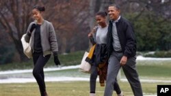 Presiden AS Barack Obama dan putrinya Sasha (tengah) dan Malia, di Gedung Putih saat kembali dari liburan di Hawaii, Januari 2014.