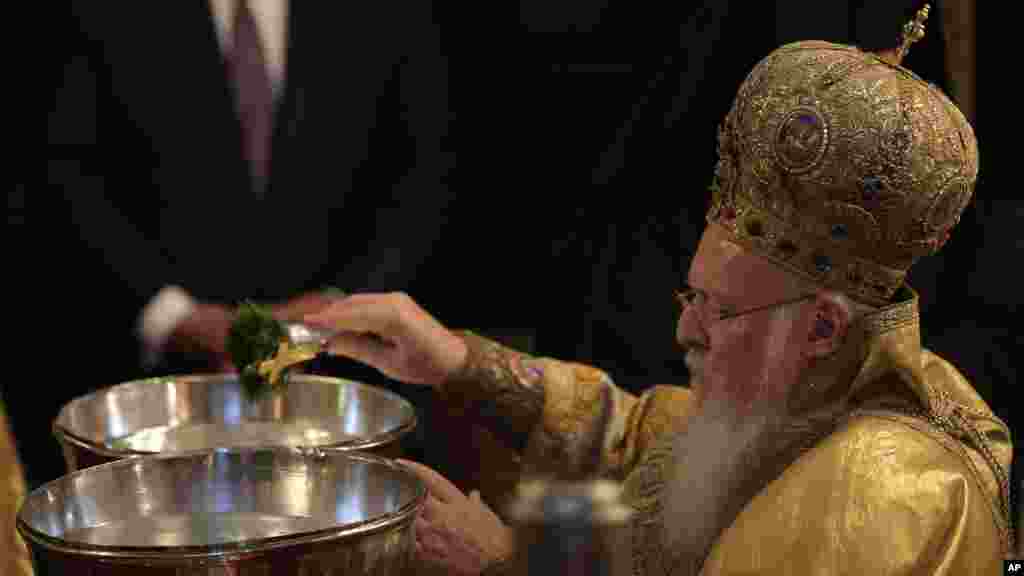 El patriarca ecuménico Bartolomeo celebra en Turquía.