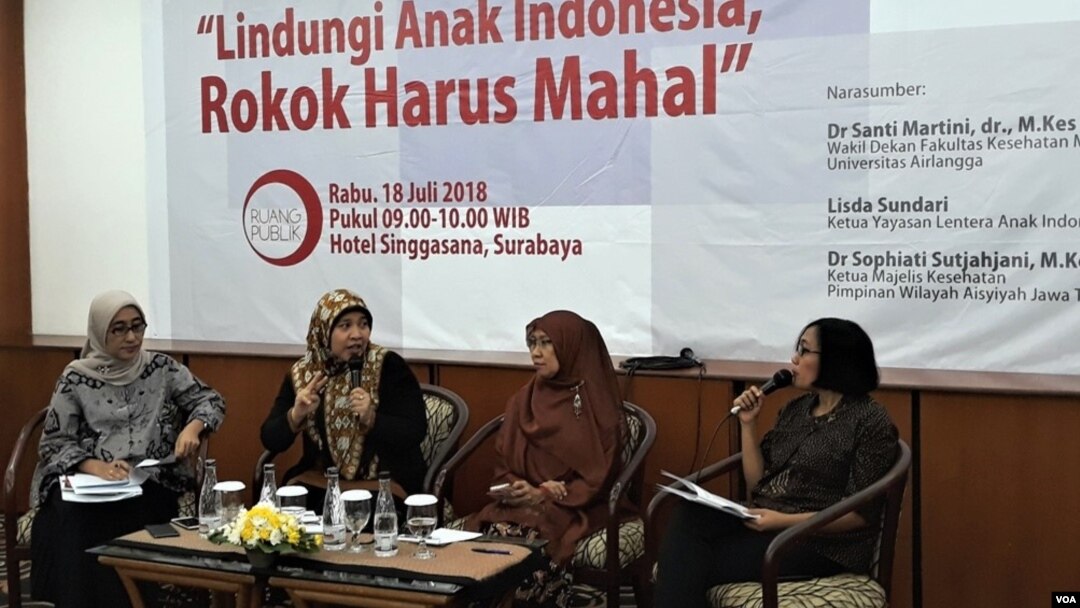 Diskusi mengenai "Lindungi Anak Indonesia, Rokok Harus Mahal" untuk mencari formula bagaimana melindungi anak dari bahaya rokok (foto: VOA/Petrus Riski).
