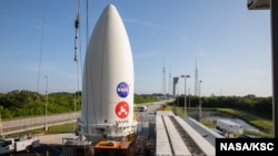 រូបឯកសារ៖ ក្បាល​រ៉ុកកែត​ដែល​មាន​ផ្ទុក​យានអវកាស Mars 2020 Perseverance ត្រូវ​បាន​ដាក់ពី​លើ​យាន​ដឹកជញ្ជូន​ឆ្ពោះ​ទៅ​កាន់ទីលាន​បង្ហោះ​យានអវកាស​ Space Launch Complex 41 នៅ​ស្ថានីយ៍​កងទ័ព​អាកាស Cape Canaveral ក្នុង​រដ្ឋ Floridaនៅ​ថ្ងៃទី៧ ខែកក្កដា ឆ្នាំ២០២០។ (រូបថត៖ NASA/KSC)