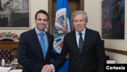 El líder de la oposición venezolana Henrique Capriles, izq., se reunió con el secretario general de la OEA, Luis Almagro.