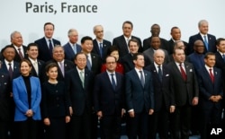 ປະທານາທິບໍດີຝຣັ່ງ ທ່ານ Francois Hollande, ດ້ານໜ້າ ກາງ, ຢືນຖ່າຍຮູບກັບຜູ້ນຳໂລກ ຊຶ່ງເປັນສ່ວນນຶ່ງ COP21, ກອງປະຊຸມກ່ຽວກັບດິນຟ້າອາກາດ, ໃນເມືອງ Le Bourget, ຂ້າງນອກນະຄອນ Paris, 30 ພະຈິກ, 2015.
