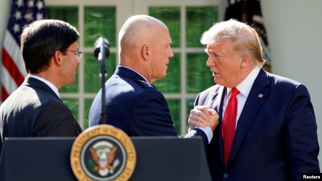 美国总统特朗普在华盛顿白宫玫瑰园向美国太空军司令约翰·雷蒙德上将致意。(2019年8月29日)