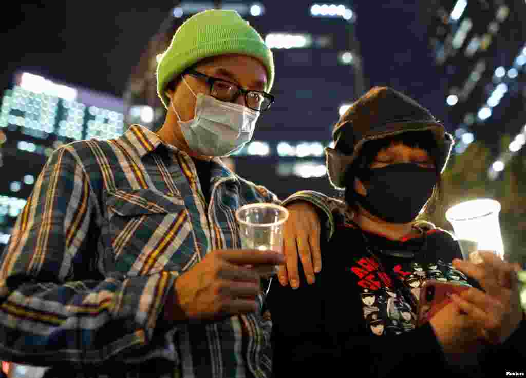 Manifestantes asisten a una manifestación para conmemorar el Día Internacional de los Derechos Humanos en Hong Kong, China.