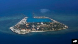 从一架菲律宾空军C-130运输机上看到越南控制的西南島礁（Southwest Cay Island，越南稱西雙子島，菲律賓稱普噶得島，中國稱南子島） 档案照片。