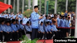 Presiden Joko Widodo menjadi inspektur upacara dalam peringatan ulang tahun Korps Pegawai Republik Indonesia ke-43 di Lapangan Monas Jakarta (1/12). (Courtesy Photo: Sekretaris Kabinet)