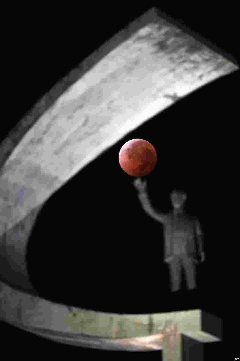 Bulan purnama terlihat dari Monumen Juscelino Kubitschek di kota Brasilia, Brazil menjelang terjadinya&nbsp;gerhana bulan total.