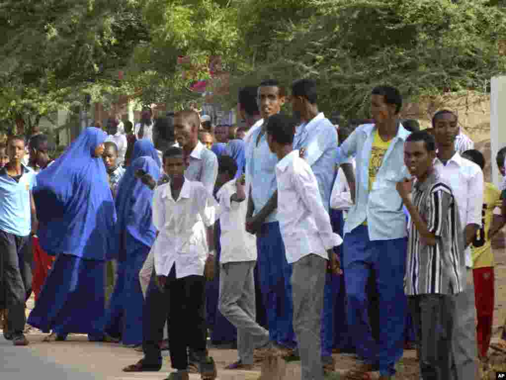 Students gather outside Garissa University College after an attack by gunmen, in Garissa, April 2, 2015.