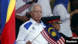 Thủ Tướng Najib Razak đã bị chỉ trích từ năm ngoái liên quan tới các cáo buộc xoay quanh các ngân khoản 'không cánh mà bay' tại công ty đầu tư OneMDB do nhà nước sở hữu.