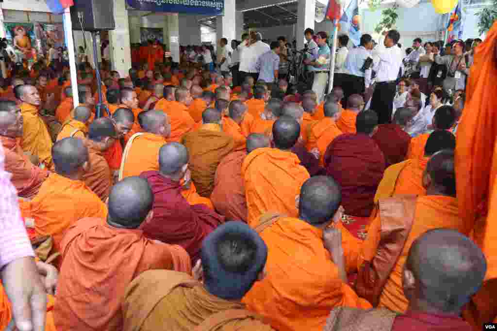 Over 123 monks gather at the headquarter of the opposition CNRP party on Tuesday June 7, 2016 to hold a religious ceremony seeking help from Cambodia&#39;s sacred objects to protect lawmaker&#39;s immunity after deputy president Kem Sokha has been summoned for the forth time by the court over his alleged sex scandal. (Leng Len/VOA Khmer)