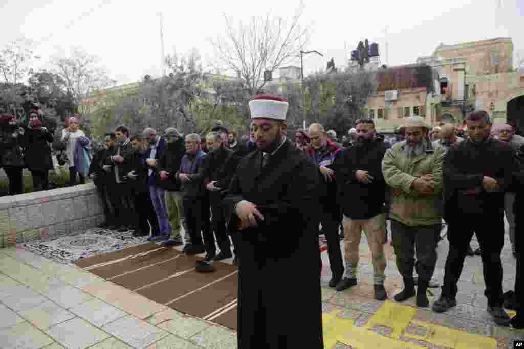 پس از اینکه روز پلیس اسرائیل ورودی مسجد الاقصی را بست، فلسطینیان در بیرون محوطه شهر قدیمی اورشلیم نماز خواندند.