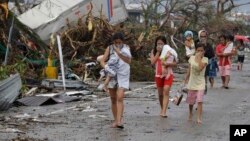 2013年11月10日:台风过后菲律宾中部莱特省塔克洛班市的居民