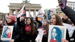 Para peserta demonstrasi 'Berlin Women's March on Washington' di depan Gerbang Brandenburg di Berlin, Jerman (21/1). (AP/Michael Sohn)
