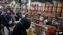 Suasana pasar di tengah pandemi COVID-19 pada minggu terakhir Ramadan di Jakarta, Selasa, 4 Mei 2021.