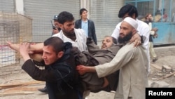20일 아프가니스탄 잘라하바드에서 폭탄 테러가 발생한 후 부상자를 병원으로 이송하고 있다.