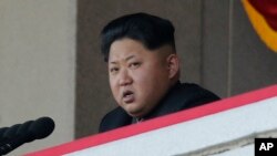 Lãnh tụ Bắc Triều Tiên Kim Jong Un phát biểu tại cuộc diễu hành quân sự ở Bình Nhưỡng, ngày 10/10/2015.