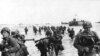 Američko pojačanje stiže na plažu Omaha tokom iskrcavanja na dan D u Normandiji u blizini Vierville sur Mer, Francuska, 6. juna 1944., Fotografija Američkog nacionalnog arhiva.