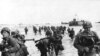 Des renforts américains débarquent sur Omaha Beach lors du débarquement en Normandie près de Vierville sur Mer, en France, le 6 juin 1944 dans cette (Photo des Archives nationales américaines).