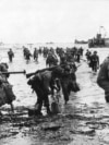 Američko pojačanje stiže na plažu Omaha tokom iskrcavanja na dan D u Normandiji u blizini Vierville sur Mer, Francuska, 6. juna 1944., Fotografija Američkog nacionalnog arhiva.