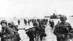 Američko pojačanje stiže na plažu Omaha tokom iskrcavanja na dan D u Normandiji u blizini Vierville sur Mer, Francuska, 6. juna 1944., Fotografija Američkog nacionalnog arhiva.